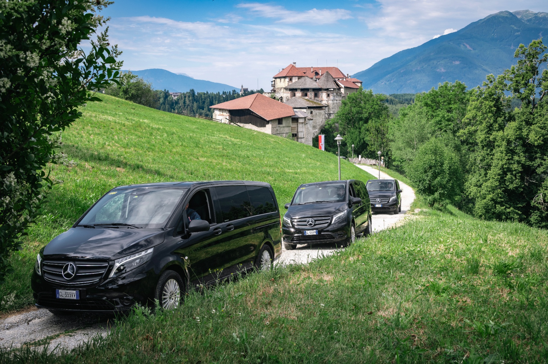 Mercedes V-Klassen vor einer Residenz in Südtirol
